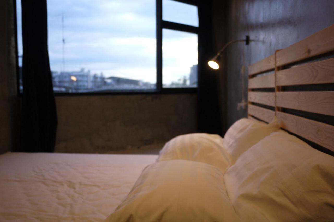 Oasis Cafe And Nap Hostel Bangkok Bagian luar foto