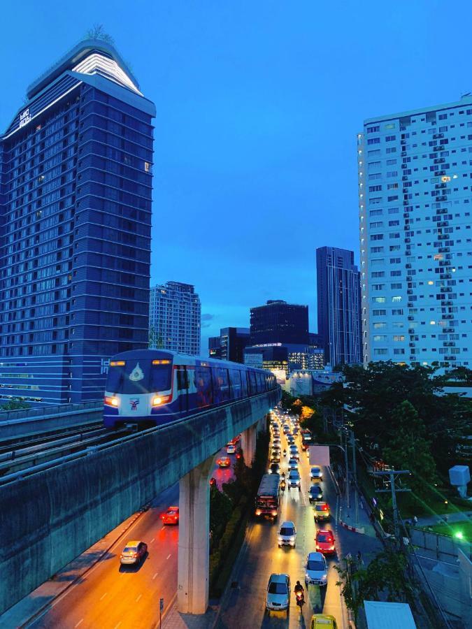 Oasis Cafe And Nap Hostel Bangkok Bagian luar foto