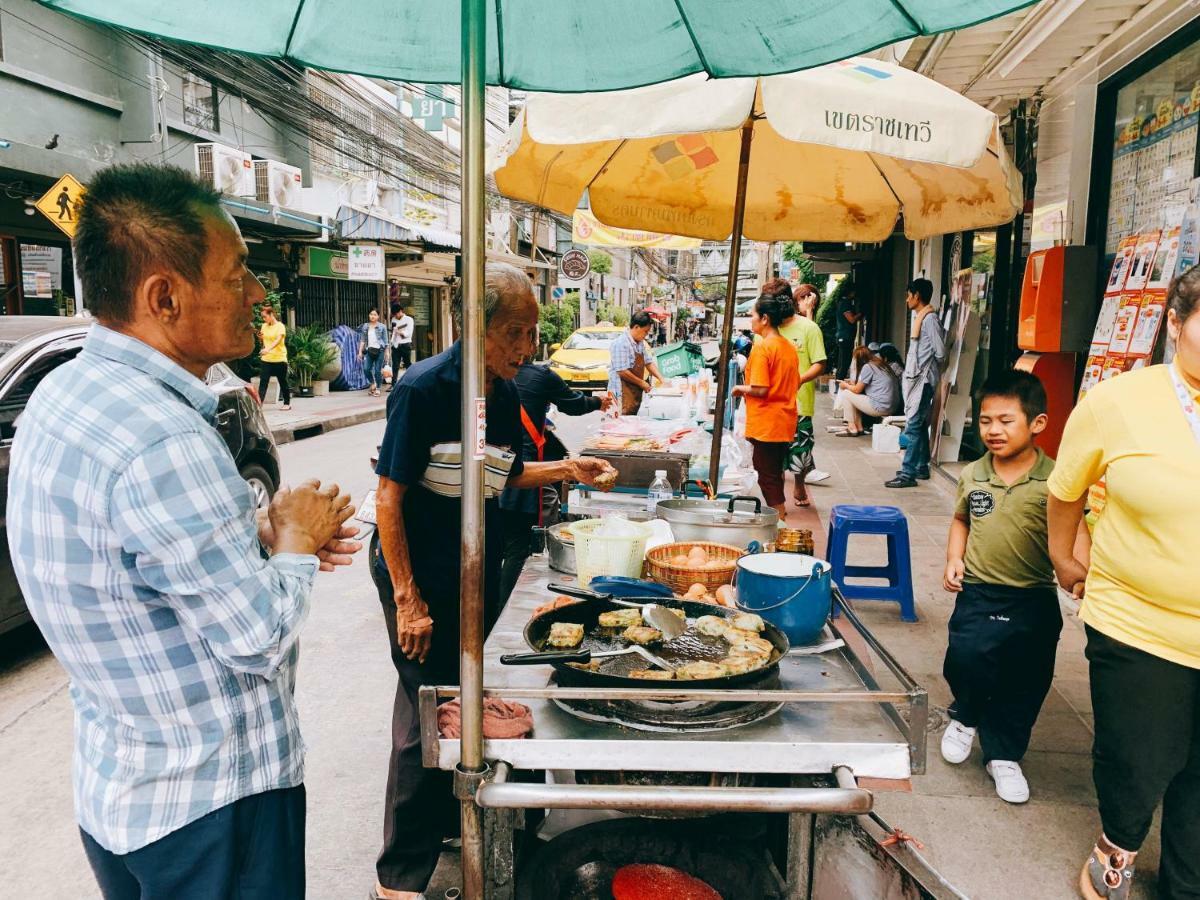 Oasis Cafe And Nap Hostel Bangkok Bagian luar foto