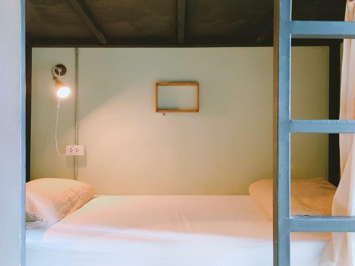 Oasis Cafe And Nap Hostel Bangkok Bagian luar foto