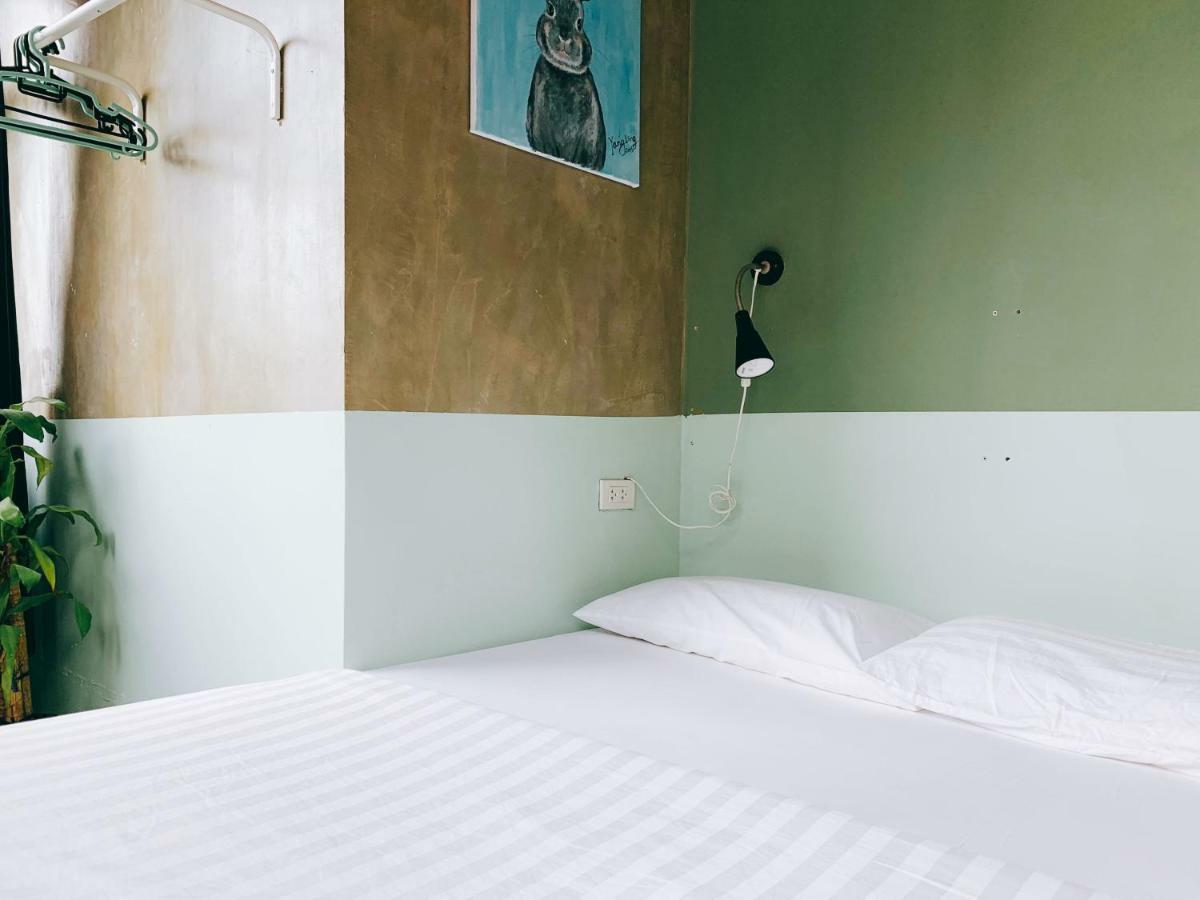 Oasis Cafe And Nap Hostel Bangkok Bagian luar foto