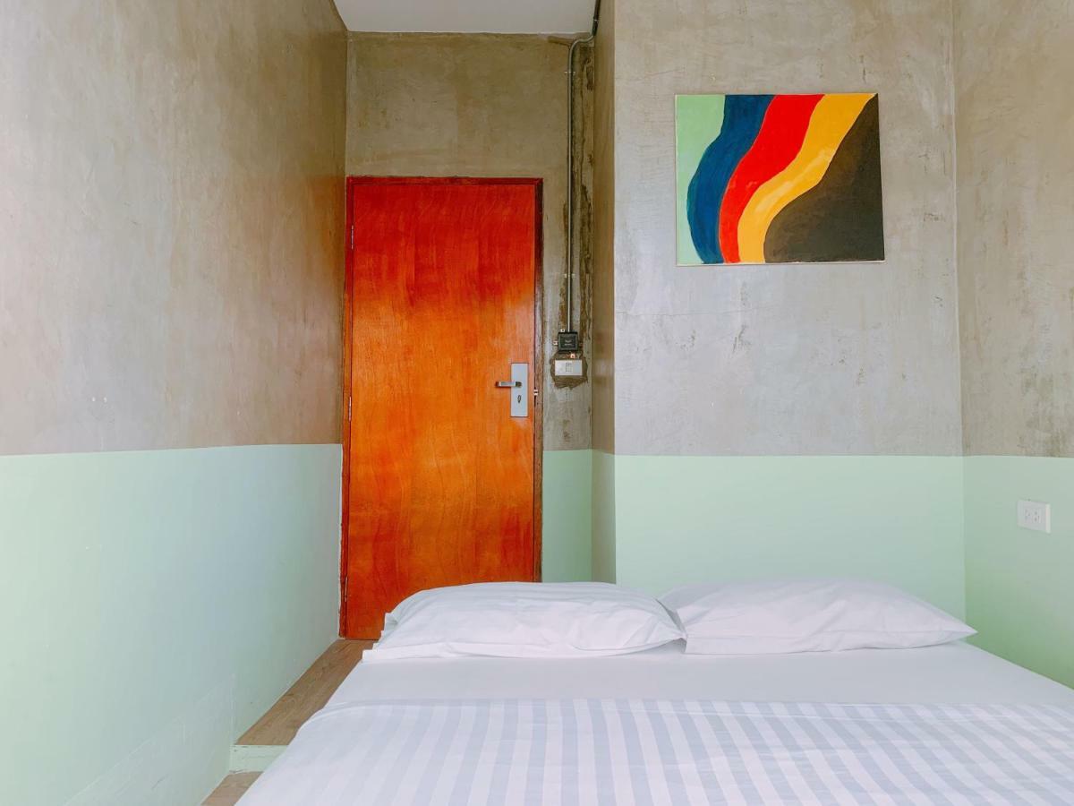 Oasis Cafe And Nap Hostel Bangkok Bagian luar foto